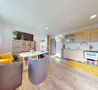 DOBROHOŠŤ- Prenájom  3i zariadeného bytu s predzáhradkou a parkingom - Kuchyňa v 3-izbovom byte s podlahou s dreveným dekorom a svetlou výbavou.