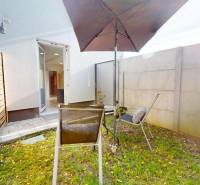 DOBROHOŠŤ- Prenájom  3i zariadeného bytu s predzáhradkou a parkingom - V Dobrohošti nájdete terasu 3-izbového bytu s trávnikom, stoličkami a slnečníkom.