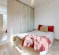 DOBROHOŠŤ- Prenájom  3i zariadeného bytu s predzáhradkou a parkingom - Spálňa v 3-izbovom byte s podlahou s dreveným dekorom, svetlé drevené skrine.