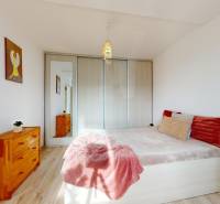 DOBROHOŠŤ- Prenájom  3i zariadeného bytu s predzáhradkou a parkingom - Spálňa so svetlou podlahou s dreveným dekorom, pohodlnou posteľou a skriňou.