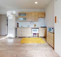 DOBROHOŠŤ- Prenájom  3i zariadeného bytu s predzáhradkou a parkingom - Kuchyňa v 3-izbovom byte s podlahou s dreveným dekorom a svetlým nábytkom.