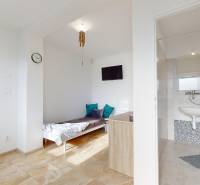 DOBROHOŠŤ- Prenájom  3i zariadeného bytu s predzáhradkou a parkingom - Interiér 3-izbového bytu s podlahou s dreveným dekorom, kúpeľňou a svetlými doplnkami.