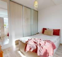 DOBROHOŠŤ- Prenájom  3i zariadeného bytu s predzáhradkou a parkingom - Spálňa v 3-izbovom byte so zrkadlovou skriňou a podlahou s dreveným dekorom.