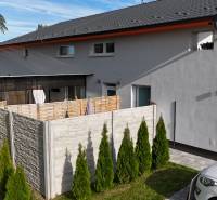 DOBROHOŠŤ- Prenájom  3i zariadeného bytu s predzáhradkou a parkingom - 3-izbový byt v Dobrohošti v rodinnom dome so súkromnou terasou a upravenou záhradou.