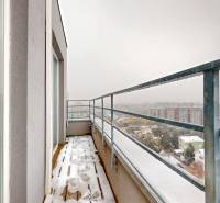 2 byty v 1 už s nájomníkmi | okamžitý príjem 1600 €/mes | 4.87% - Zasnežený balkón s kovovým zábradlím ponúka výhľad na sídlisko Čiližská, Bratislava - Vrakuňa.