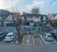 2 byty v 1 už s nájomníkmi | okamžitý príjem 1600 €/mes | 4.87% - Parkovacie miesto na Čiližskej v Bratislave - Vrakuni, pri obytných domoch.