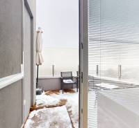 2 byty v 1 už s nájomníkmi | okamžitý príjem 1600 €/mes | 4.87% - Zasnežená terasa s posedením a slnečníkom vo 3-izbovom byte.