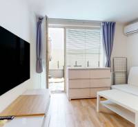 2 byty v 1 už s nájomníkmi | okamžitý príjem 1600 €/mes | 4.87% - Obývacia izba v 3-izbovom byte s bielym nábytkom a podlahou s dreveným dekorom.