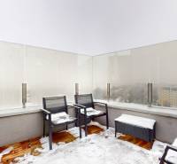 2 byty v 1 už s nájomníkmi | okamžitý príjem 1600 €/mes | 4.87% - Zasnežený balkón s posedením a sklenenými zábradliami v 3-izbovom byte.