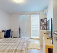 2 byty v 1 už s nájomníkmi | okamžitý príjem 1600 €/mes | 4.87% - Spálňa s posteľou, televízorom a pracovným stolom, 3-izbový byt s podlahou s dreveným dekorom.