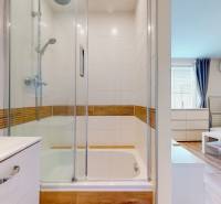 2 byty v 1 už s nájomníkmi | okamžitý príjem 1600 €/mes | 4.87% - Kúpeľňa s vaňou, vedľa obývacia izba s klímou a podlahou s dreveným dekorom.