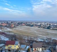 2 byty v 1 už s nájomníkmi | okamžitý príjem 1600 €/mes | 4.87% - Zimná panoráma z Čiližskej ulice v Bratislava - Vrakuňa, so zasneženými políčkami a domami.