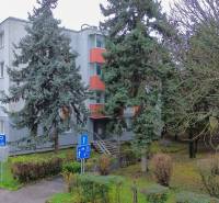 Veľkometrážny 3i byt s výťahom a pivnicou | Ružinov | 82m2 - Bytový dom obklopený zeleňou na Ondrejovovej ulici v Bratislave - Ružinov.