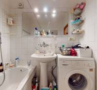 Veľkometrážny 3i byt s výťahom a pivnicou | Ružinov | 82m2 - Kúpeľňa s vaňou, umývadlom, práčkou a zrkadlom v 3-izbovom byte.