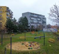Veľkometrážny 3i byt s výťahom a pivnicou | Ružinov | 82m2 - Detské ihrisko v Bratislave-Ružinove na Ondrejovovej ulici obklopené obytnými budovami.