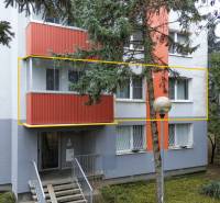 Veľkometrážny 3i byt s výťahom a pivnicou | Ružinov | 82m2 - Exteriér budovy s vyznačeným 3-izbovým bytom na Ondrejovovej ulici v Bratislava - Ružinov.