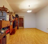 Veľkometrážny 3i byt s výťahom a pivnicou | Ružinov | 82m2 - Izba s podlahou s dreveným dekorom, úložným nábytkom a stropným svietidlom v 3-izbovom byte.