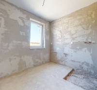 5-izbový dom s predzáhradkou pre rodiny v pokojnej zóne - Nevybavená miestnosť s hrubými stenami a oknom v 5 a viac izbovom byte.