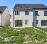 5-izbový dom s predzáhradkou pre rodiny v pokojnej zóne - Dvojpodlažný dom so záhradou a tehlovou fasádou na Irisovej ulici vo Vrakuni.