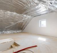 5-izbový dom s predzáhradkou pre rodiny v pokojnej zóne - Podkrovný priestor s izoláciou v 5 a viac izbovom byte, svetlo z malého okna.