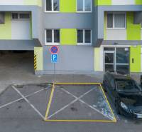 2 byty v 1 už s nájomníkmi | okamžitý príjem 1770€/mes | 4.08% - Exteriér budovy na Čiližskej ulici v Bratislave – Vrakuňa s parkovacím miestom.