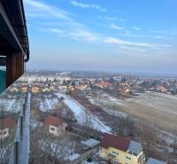 2 byty v 1 už s nájomníkmi | okamžitý príjem 1770€/mes | 4.08% - Výhľad z balkóna v Bratislave - Vrakuni na Čiližskej, ukazuje strechy a polia.