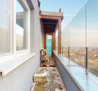 2 byty v 1 už s nájomníkmi | okamžitý príjem 1770€/mes | 4.08% - Úzky balkon so skleneným zábradlím a výhľadom na krajinu v 5 a viac izbovom byte.