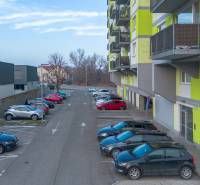 2 byty v 1 už s nájomníkmi | okamžitý príjem 1770€/mes | 4.08% - Parkovisko s autami na Čiližskej ulici v mestskej časti Bratislava - Vrakuňa.