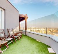 2 byty v 1 už s nájomníkmi | okamžitý príjem 1770€/mes | 4.08% - Terasa s dreveným nábytkom a výhľadom na Čiližskú ulicu v Bratislave, Vrakuni.