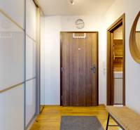 2 byty v 1 už s nájomníkmi | okamžitý príjem 1770€/mes | 4.08% - Vstupná hala päť a viac izbového bytu s podlahou s dreveným dekorom a nástenným zrkadlom.