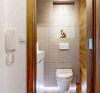 2 byty v 1 už s nájomníkmi | okamžitý príjem 1770€/mes | 4.08% - Kúpeľňa s presným detailom interiéru a podlahou s dreveným dekorom v 5 a viac izbovom byte.