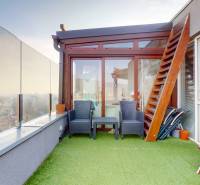 2 byty v 1 už s nájomníkmi | okamžitý príjem 1770€/mes | 4.08% - Terasa s drevenými schodmi a výhľadom na Čiližskú ulicu v Bratislave - Vrakuni.