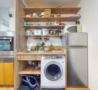 2 byty v 1 už s nájomníkmi | okamžitý príjem 1770€/mes | 4.08% - Kuchynská časť v 5 a viac izbovom byte s policami, spotrebičmi a práčkou.