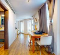 2 byty v 1 už s nájomníkmi | okamžitý príjem 1770€/mes | 4.08% - Chodba so vstavaným stolom a stoličkami v 5 a viac izbovom byte, podlaha s dreveným dekorom.