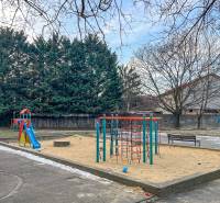 2 byty v 1 už s nájomníkmi | okamžitý príjem 1770€/mes | 4.08% - Detské ihrisko pri Čiližskej ulici v Bratislave - Vrakuni s preliezačkami a pieskoviskom.