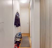 2 byty v 1 už s nájomníkmi | okamžitý príjem 1770€/mes | 4.08% - Úzka predsieň s vešiakom a botníkom v 5 a viac izbovom byte.