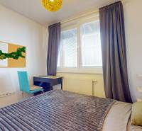 2 byty v 1 už s nájomníkmi | okamžitý príjem 1770€/mes | 4.08% - Svetlá izba s posteľou, písacím stolom a závesmi v 5 a viac izbovom byte.