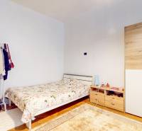 5iz byt s vysokými stropmi a výťahom pri EUROVEA | 136 m² - Spálňa v 5 a viac izbovom byte s podlahou s dreveným dekorom, skriňou a posteľou.