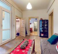 5iz byt s vysokými stropmi a výťahom pri EUROVEA | 136 m² - Obývacia izba s pohovkou, skriňou a podlahou s dreveným dekorom v 5 a viac izbovom byte.