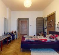 5iz byt s vysokými stropmi a výťahom pri EUROVEA | 136 m² - Spálňa v 5 a viac izbovom byte s podlahou s dreveným dekorom a posteľou.