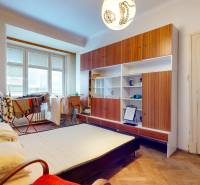 5iz byt s vysokými stropmi a výťahom pri EUROVEA | 136 m² - Izba v 5 a viac izbovom byte s veľkou skriňou a podlahou s dreveným dekorom.