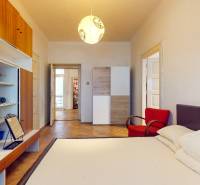 5iz byt s vysokými stropmi a výťahom pri EUROVEA | 136 m² - Spálňa v 5 a viac izbovom byte s podlahou s dreveným dekorom a priestrannou skriňou.