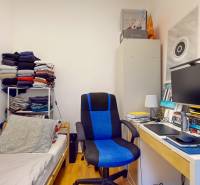 5iz byt s vysokými stropmi a výťahom pri EUROVEA | 136 m² - Izba v 5 a viac izbovom byte s posteľou, kancelárskym kreslom a podlahou s dreveným dekorom.