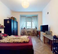 5iz byt s vysokými stropmi a výťahom pri EUROVEA | 136 m² - Spálňa v 5 a viac izbovom byte so svetlým interiérom a podlahou s dreveným dekorom.