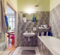 5iz byt s vysokými stropmi a výťahom pri EUROVEA | 136 m² - Kúpeľňa s vaňou v 5 a viac izbovom byte, pohľad do jedálne.