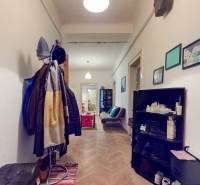 5iz byt s vysokými stropmi a výťahom pri EUROVEA | 136 m² - Chodba s vešiakmi a policou na topánky, podlaha s dreveným dekorom, štylizácia bytu.