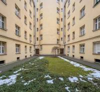 5iz byt s vysokými stropmi a výťahom pri EUROVEA | 136 m² - Budova s vnútorným dvorom a trávnatou plochou na Dostojevského rade v Bratislave - Starom Meste.