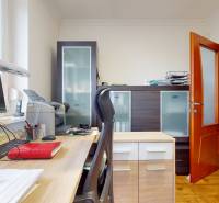 4-izbový samostatne stojaci dom s garážou | Podunajské Biskupice - Kancelária v rodinnom dome s podlahou s dreveným dekorom, vybavená počítačom a úložnými skrinkami.