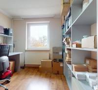 4-izbový samostatne stojaci dom s garážou | Podunajské Biskupice - Pracovňa v rodinnom dome s pultmi, policami a podlahou s dreveným dekorom.