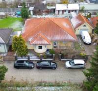 4-izbový samostatne stojaci dom s garážou | Podunajské Biskupice - Rodinný dom na Jonatánovej ulici v Bratislave - Podunajských Biskupiciach s ozelenenou záhradou.